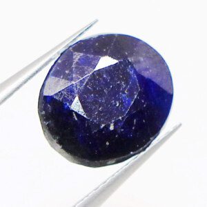 Close-up of a loose Faceted Sapphire Stone