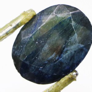 5 Carat Blue Sapphire Loose Gemstone (Close-up)